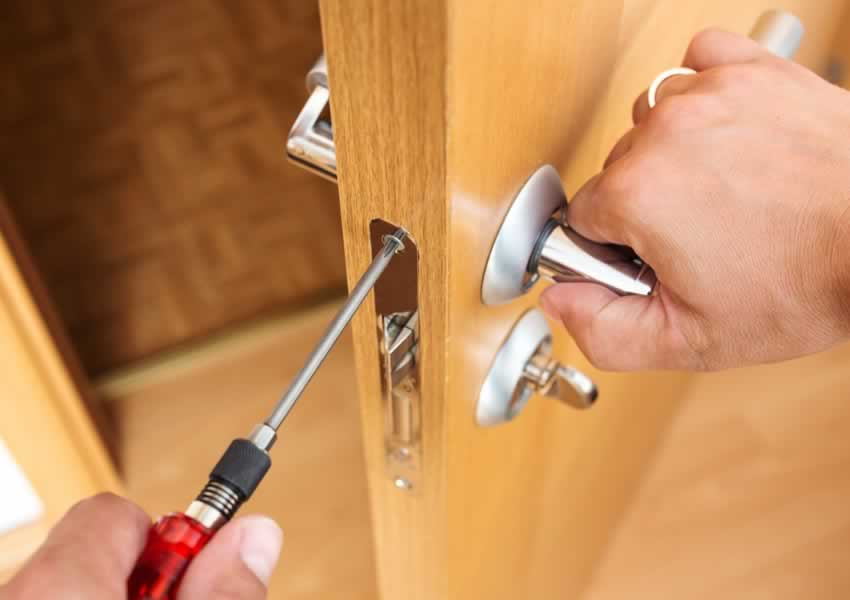 handyman replaces door handle lock